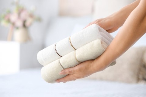 RĘCZNIK SUZI (01) 70 X 140 CM BIAŁY