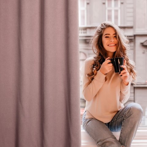 ZASŁONA GOTOWA AMARO 140 X 250 CM PUDROWY RÓŻ ZASŁONA GOTOWA AMARO 140 X 250 CM PUDROWY RÓŻ